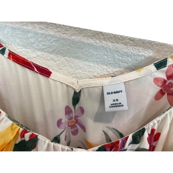 Old Navy Sleeveless Ruffle Neck Floral Top Hawaiian Print Pullover White XS - Picture 3 of 4